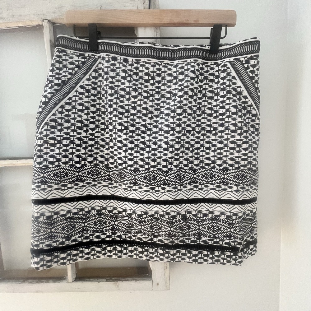White House Black‎ Market Women's White & Black Geometric Print Skirt Size 12